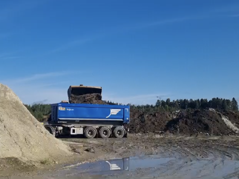 Under vecka 36 full fart med återvinning av behandlad sulfidjord vid våra End Of Waste Anläggning i Röbäck för recirkulering ut på marknad i Umeå kommun.